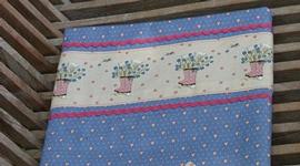 Kinderbettwäsche rosa Stiefelchen-Bordüre auf blauem Stoff mit Herzchen und punkten