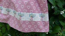 Borte aus rosa Gummistiefeln auf Herzchenkleid 