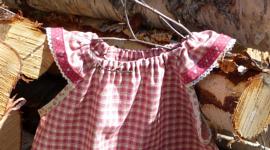 Kinderkleid: rot - weiß karierte Tunika mit Blütensaum