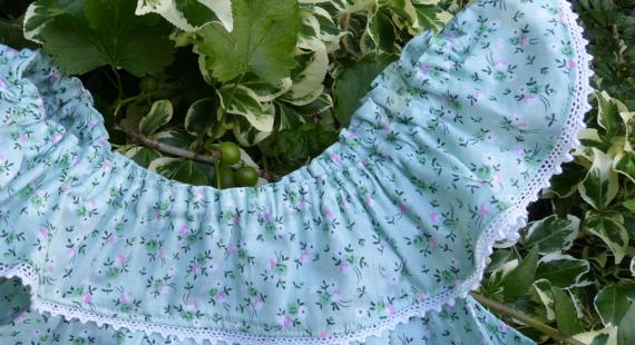 Kinderkleid in grünem mille fleurs Design mit angekrauster Passe und Flügelärmeln