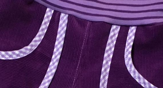 violette Cordhose mit weichem Hosenbund und Beinabschlüssen in Größe 74