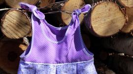 violettes Kinderkleid mit Schulterschleife