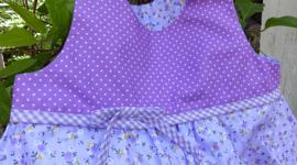 lila Blümchenkleid mit Schulterschleife