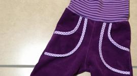 violette Cordhose mit weichem Hosenbund und Beinabschlüssen in Größe 74